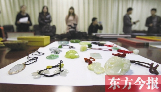 鄭州警方破獲全國(guó)特大流竄入室盜竊案 20嫌犯押解回鄭 鄭州警方破獲全國(guó)特大流竄入室盜竊案 20嫌犯押解回鄭