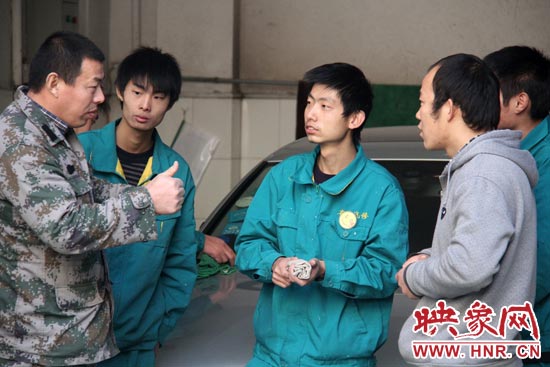 楊冠軍（左）在和兄弟們交流時(shí)，多數(shù)都是用手語(yǔ)