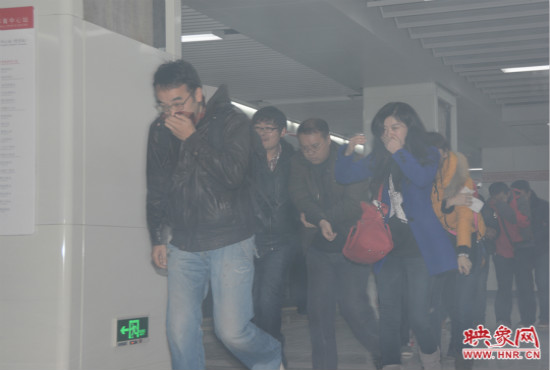 演習(xí)中，地鐵乘客從地鐵車廂中跑出。