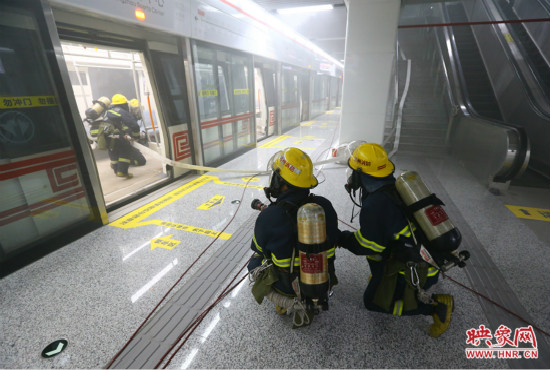 人員疏散完畢后，消防隊(duì)員開始滅火