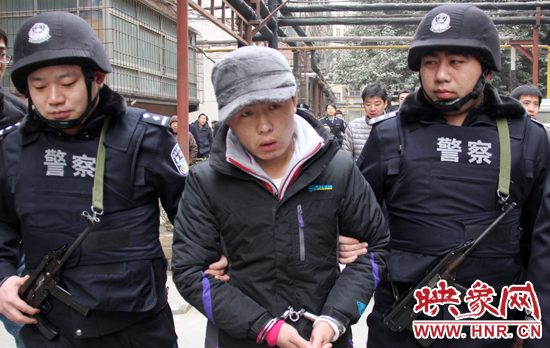 12月18日上午，鄭州警方帶一名犯罪嫌疑人指認(rèn)現(xiàn)場