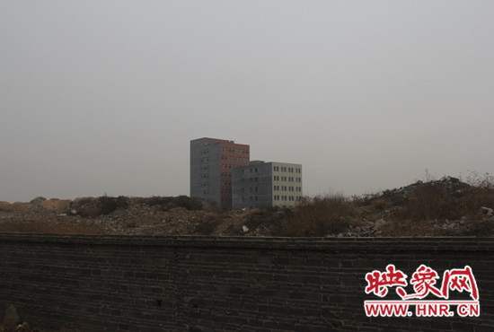一墻之隔，但內(nèi)外環(huán)境卻截然不同