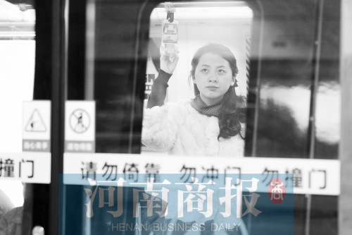 首個(gè)上班高峰，地鐵乘客以年輕的上班族為主