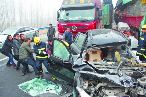 現(xiàn)場(chǎng)慘不忍睹，眾人合力施救。