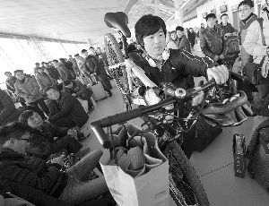 由于媽媽生病，盧文成只得中途放棄騎行改乘火車趕回老家。