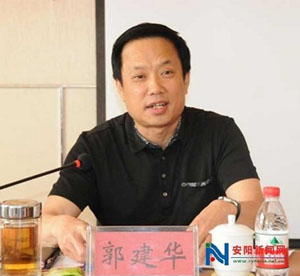 臺上的郭建華。 資料圖
