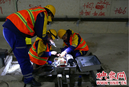 鄭州地鐵設備部各工種的同事們每晚在夜深人靜時的隧道里堅守著自己的崗位。