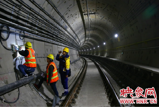 設施設備部通號室信號專業(yè)工程師正帶領著同事們進行軌道信號轉轍機零件更換。