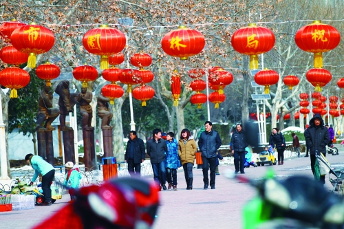 昨天，鄭州市文博廣場上已掛起了燈籠。