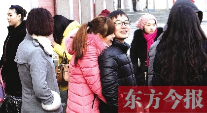 在鄭州市二七區(qū)婚姻登記處，新人們在門外排長隊(duì)