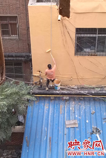 在13年11月多家媒體該酒店加蓋事件后，該酒店派人將樓層加蓋處統(tǒng)一刷上黃漆(附近小區(qū)居民提供)