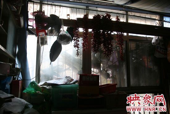 受影響的住戶將自己的窗戶遮擋起來，以防被加蓋樓層住戶看到自家