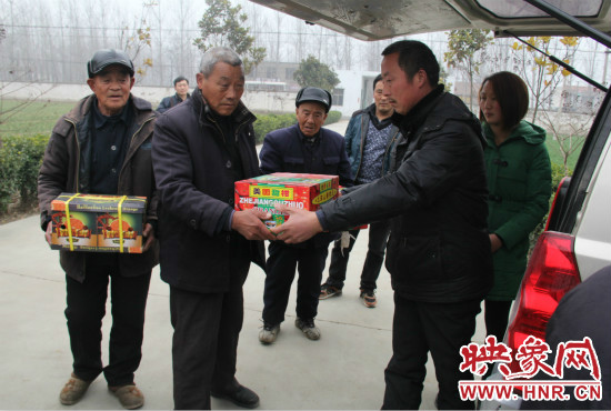 鄭春光的父親鄭慶兵和女兒鄭元元帶著他未完成的夢(mèng)想來(lái)到了鄭集鄉(xiāng)敬老院，看望慰問(wèn)居住在這里的五保老人。