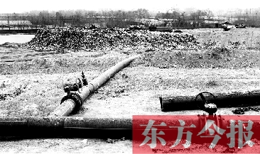 鄭州首座垃圾沼氣電廠并網(wǎng)發(fā)電，集氣管一端連接垃圾山深處，一端連接電廠集氣裝置
