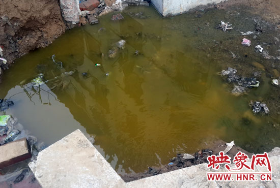 \路旁有一個(gè)水坑，污水不停在往外冒