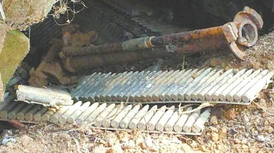 新縣村民掃墓時發(fā)現(xiàn)"軍火庫" 有機槍、迫擊炮等重武器