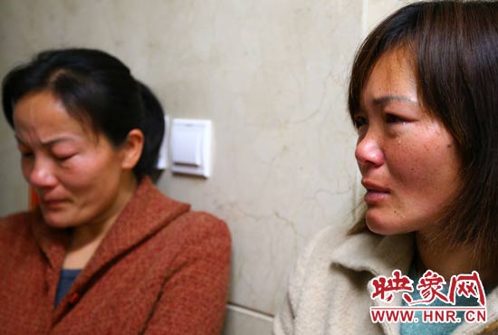 提及現(xiàn)狀，柴小快的女兒不住流淚。