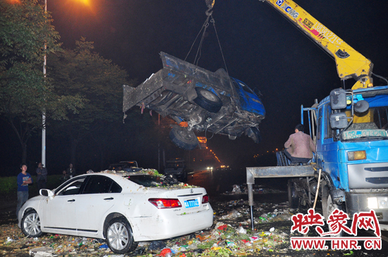 1點(diǎn)40許，兩輛車先后被吊起并拖離現(xiàn)場，停車場的幾位員工將路面清掃干凈，隨后該路段恢復(fù)通行。