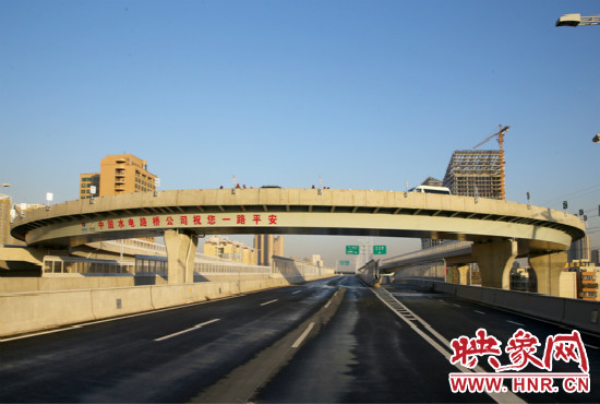 右側車道為北三環(huán)快速路文化路出口輔道。