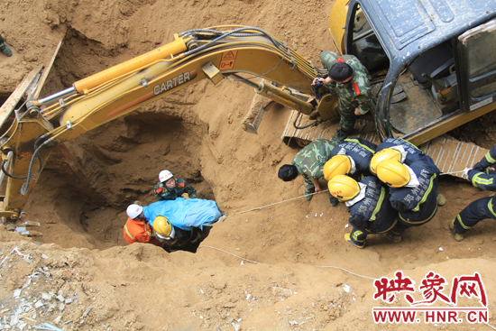 14點(diǎn)10分，經(jīng)過(guò)4個(gè)多小時(shí)的救援，消防官兵發(fā)現(xiàn)被埋男子，現(xiàn)在正從6米多深的塔吊塌方處抬出。