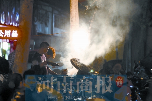 夜晚，鄭州街頭的燒烤攤 記者 王春勝/攝