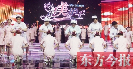 5月6日，“最美護(hù)士”的獲獎?wù)呓o新護(hù)士授帽