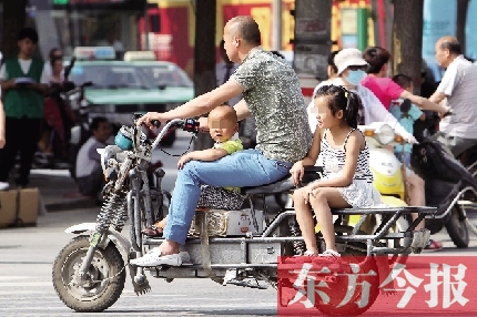 這樣帶著孩子，一個(gè)剎車，孩子就有可能摔下車