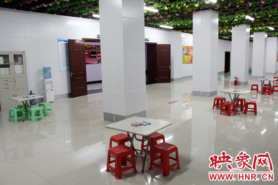 為了給市民納涼避暑創(chuàng)造舒適的環(huán)境，今年鄭州市人防辦加大了投入，對(duì)納涼點(diǎn)進(jìn)行了升級(jí)改造