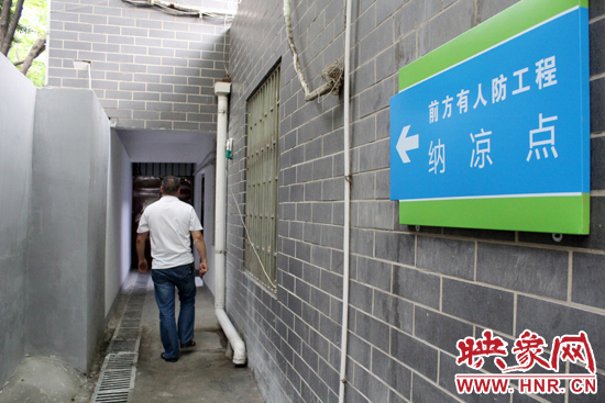 在每一處納涼點(diǎn)均有醒目標(biāo)志，市民可就近前往。