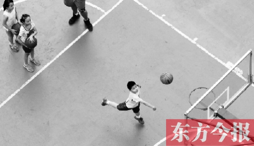 7月2日，河南工業(yè)大學(xué)籃球場內(nèi)，幾名孩子正在接受籃球訓(xùn)練