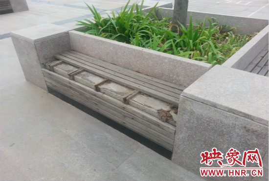 基礎(chǔ)設(shè)施破壞嚴(yán)重，一直無人修理。