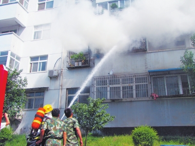 陽臺內的火勢得到控制