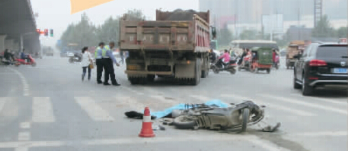 昨日，鄭州市建設路與西四環(huán)交叉口附近，一輛后八輪大貨車將一輛電動車卷入車輪下。
