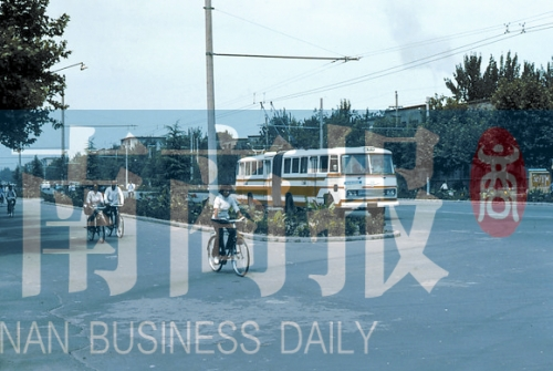 1983年的建設(shè)路，已經(jīng)有了電車