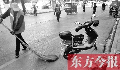 昨日，鄭州市中州大道上，穿梭于車流中上崗的環(huán)衛(wèi)工