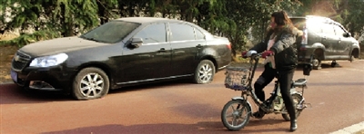 緊臨西三環(huán)一小區(qū)門口停的轎車，8輛車車胎被扎