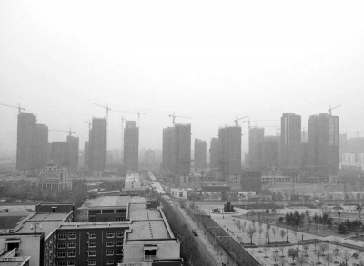 在鄭州市同一地點(diǎn)拍攝的照片，下為1月1日晴朗天氣，上為1月5日霧霾天氣。（拼接圖片）