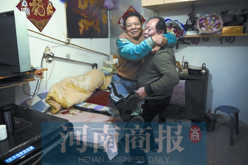 2015年1月15日，老鄰居抱起180斤重的高新海去坐三輪車，準備出去轉(zhuǎn)轉(zhuǎn)