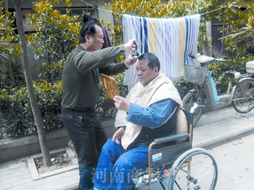 2011年8月18日，老鄰居給高新海剪發(fā)