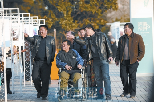 2009年9月15日，老鄰居們陪高新海游綠城廣場 井勇/供圖