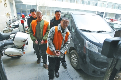 倆刑釋男子，冒充“富二代”，微信搜附近的人，專(zhuān)搶出入娛樂(lè)場(chǎng)所女性