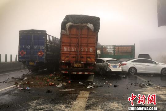 圖為21日，京港澳高速河南段21輛汽車發(fā)生連環(huán)相撞事故現(xiàn)場。　郭浩　攝