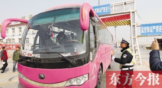 鄭州交警在鄭州黃河大橋安裝“機動車緝查布控系統(tǒng)”嚴查違法運輸行為，確保旅客安全。
