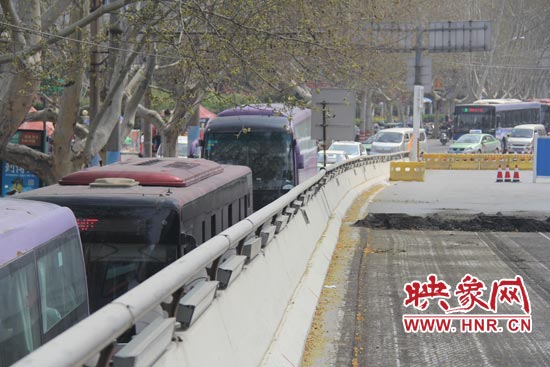上下橋口圍擋處道路擁堵。