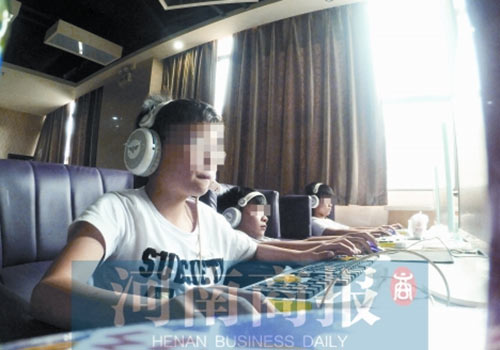 這家名為優(yōu)客體育競(jìng)技俱樂(lè)部的店內(nèi)，有許多未成年人在上網(wǎng)玩游戲