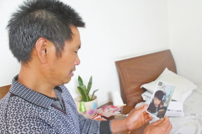 46歲的山村農(nóng)民祁振崗在失去兒子的同時(shí)，又陷入了“沒(méi)錢(qián)帶兒子回家”的揪心之痛中。