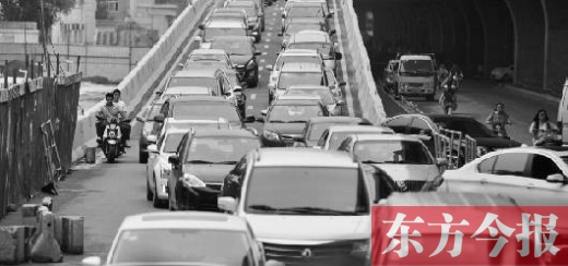 昨日，鄭州市大學(xué)路與隴海路交叉口處，因封閉施工，現(xiàn)場(chǎng)堵成停車(chē)場(chǎng)