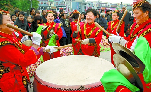 11月15日，鄧州廣大干部群眾載歌載舞慶祝黨的十八大勝利閉幕。