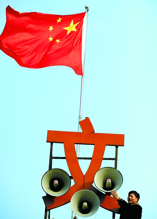 11月15日，新蔡縣磚店鎮(zhèn)黨員劉新峰在村口架起三個大喇叭，向群眾及時宣傳十八大精神。