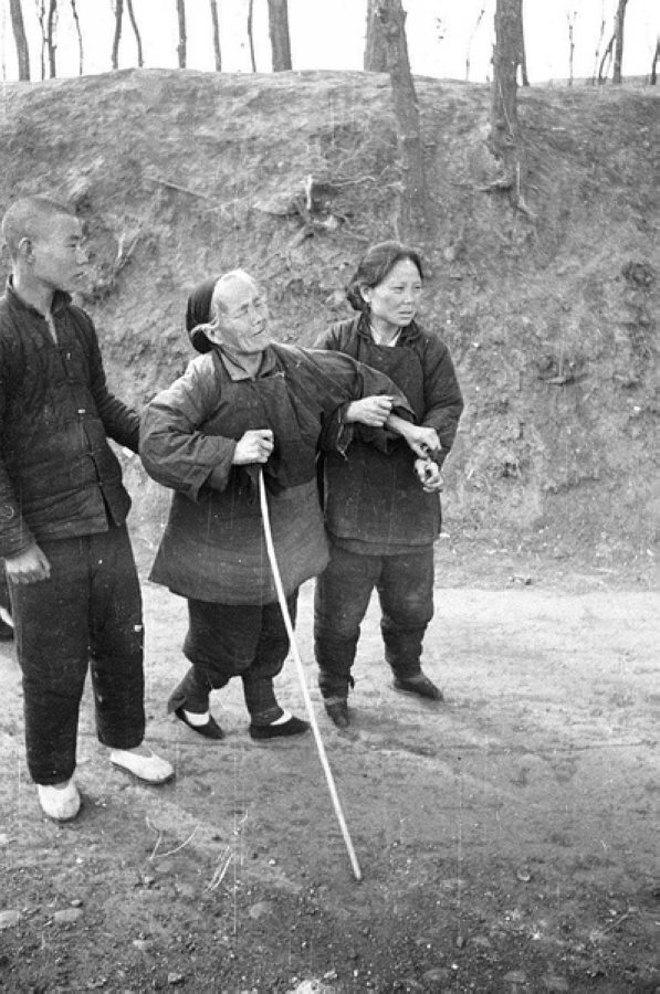 災民，看到左側(cè)年輕人的白鞋，應該是剛死去親人